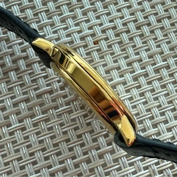 Gucci Vintage 1995 Gold and Black Leather Watch - Picture 9 of 13